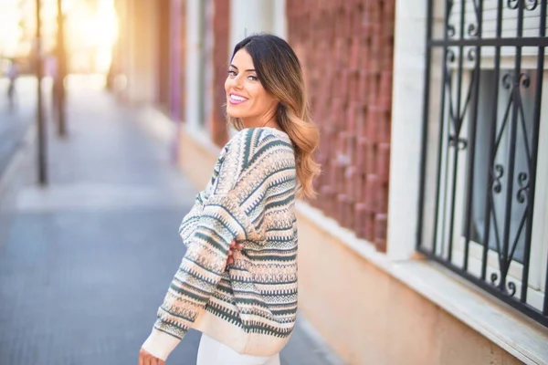 Joven Hermosa Mujer Sonriendo Feliz Confiado Pie Caminando Calle Del — Foto de Stock