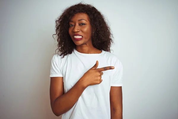 Mujer Afroamericana Joven Usando Camiseta Pie Sobre Fondo Blanco Aislado —  Fotos de Stock