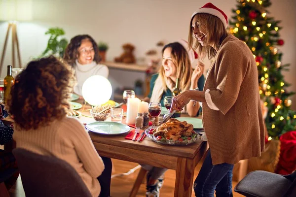 Bellissimo Gruppo Donne Sorridenti Felici Fiduciosi Intaglio Tacchino Arrosto Che — Foto Stock