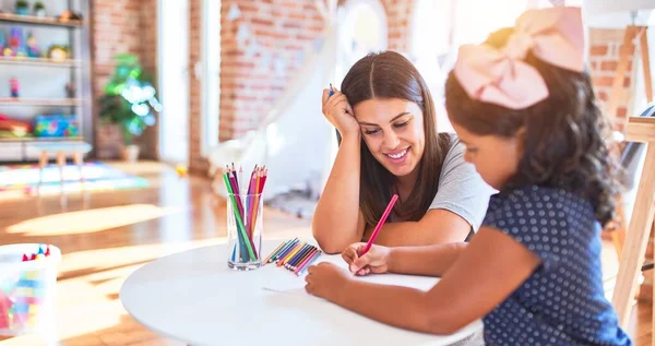 Bela Professora Criança Desenho Menina Desenhar Usando Lápis Coloridos Jardim — Fotografia de Stock