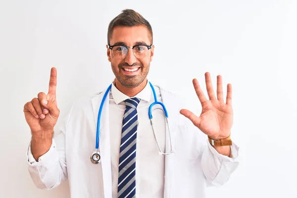 Jonge Knappe Dokter Draagt Stethoscoop Geïsoleerde Achtergrond Tonen Wijzen Met — Stockfoto