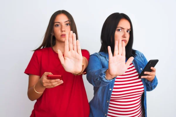 Mujeres Hermosas Jóvenes Usando Teléfono Inteligente Pie Sobre Fondo Blanco —  Fotos de Stock