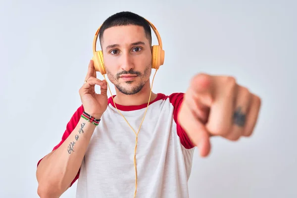 Giovane Bell Uomo Che Indossa Cuffie Sfondo Isolato Puntando Con — Foto Stock