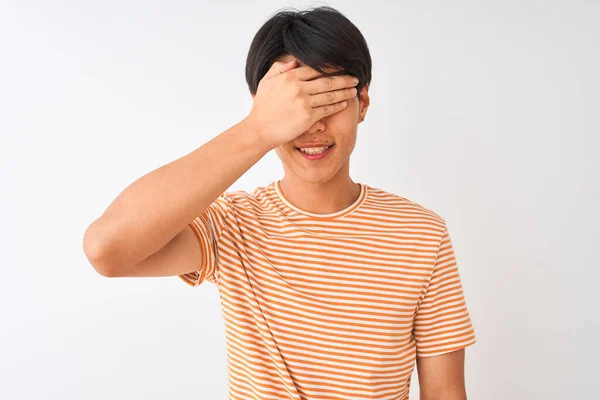 Joven Hombre Chino Vistiendo Casual Camiseta Rayas Pie Sobre Fondo — Foto de Stock