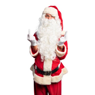 Orta yaşlı yakışıklı adam, Noel Baba kostümü ve sakal takmış orta parmağını göstererek kötü ifade, kışkırtma ve kaba tavır sergiliyor. Heyecanlı çığlık