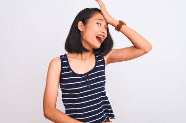 İzole edilmiş beyaz arka planda duran çizgili tişört giyen genç Çinli kadın, hata sonucu el ele tutuşarak şaşırdı. Hatayı hatırla. Unuttum, kötü hafıza konsepti.