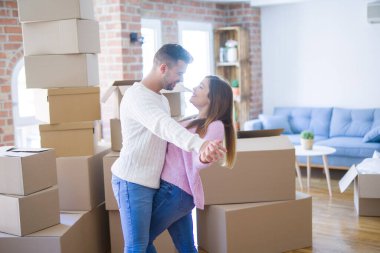 Aşık genç güzel çift bir n hareketli dans kutluyor