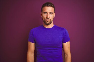 Eflatun üzerine günlük mor tişört giyen genç adam arka planda depresyon geçirdi ve sıkıntıdan endişelendi, kızgın ve korkmuş bir şekilde ağladı. Üzücü ifade.