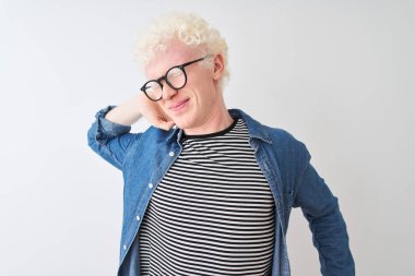 Kot gömlek ve gözlüklü genç albino adam izole edilmiş beyaz arka planda geriliyor, yorgun ve rahat, uykulu ve sabahın erken saatlerinde esniyor.