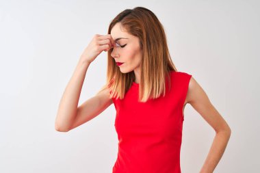 Kırmızılı iş kadını zarif kırmızı elbiseler giyer, izole edilmiş beyaz arka planda durur, burnunu ve gözlerini ovuşturur, yorgunluk ve baş ağrısı hisseder. Stres ve hüsran kavramı.