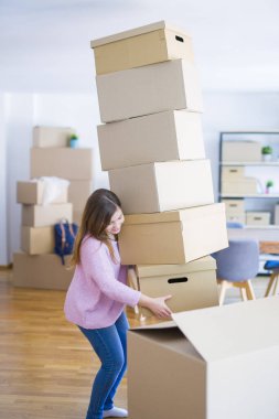 Kutuları olan genç bir kadın yeni eve taşınıyor.