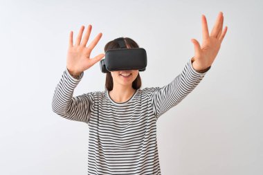 VR 'deki genç Çinli kadın. 