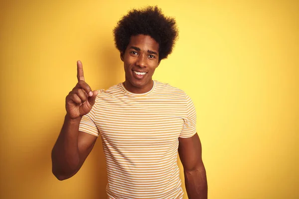 Afro Saçlı Çizgili Tişörtlü Izole Edilmiş Sarı Arka Planda Duran — Stok fotoğraf