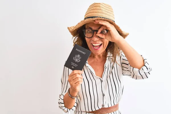 Mujer Turista Mayor Con Gafas Sombrero Con Pasaporte Sobre Fondo — Foto de Stock