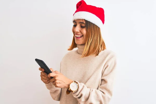 Όμορφη Κοκκινομάλλα Γυναίκα Φορώντας Χριστουγεννιάτικο Καπέλο Και Χρησιμοποιώντας Smartphone Χαρούμενο — Φωτογραφία Αρχείου