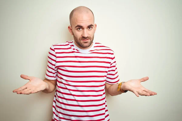 Jovem Careca Com Barba Vestindo Casual Listrado Camiseta Vermelha Sobre — Fotografia de Stock