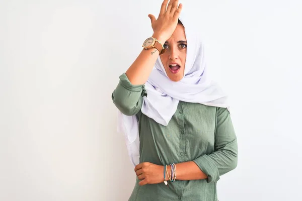 伝統的なイスラム教徒のヒジャーブを身に着けている若い美しいアラブ人女性が誤って頭の上に手で驚いて孤立した背景に エラーを覚えています 忘れられた悪い記憶の概念 — ストック写真