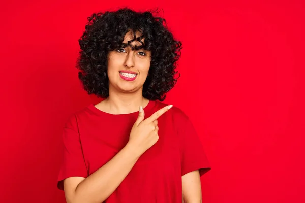 Junge Arabische Frau Mit Lockigem Haar Trägt Lässiges Shirt Über — Stockfoto