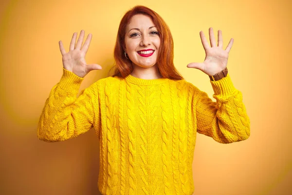 Hermosa Mujer Pelirroja Vistiendo Suéter Invierno Pie Sobre Fondo Amarillo —  Fotos de Stock