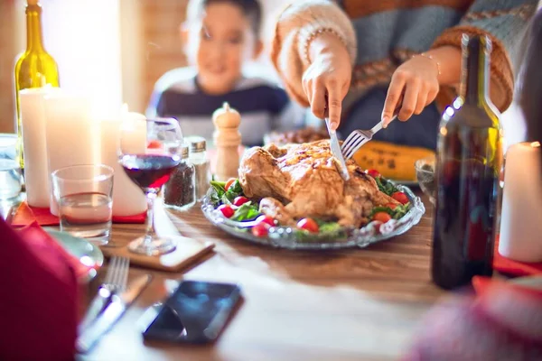 Hermosa Familia Sonriendo Feliz Confiada Uno Ellos Curvo Pavo Asado — Foto de Stock