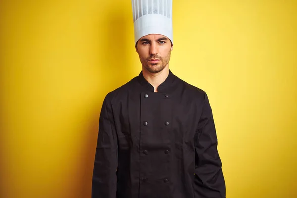 Joven Chef Vestido Uniforme Sombrero Pie Sobre Fondo Amarillo Aislado — Foto de Stock