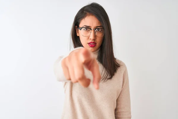 Mujer China Con Jersey Cuello Alto Gafas Sobre Fondo Blanco — Foto de Stock