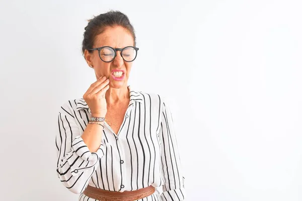 Empresaria Mediana Edad Con Vestido Rayas Gafas Sobre Fondo Blanco —  Fotos de Stock