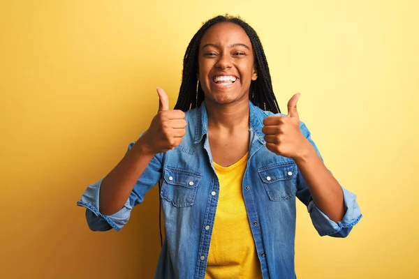 Mujer Afroamericana Joven Con Camisa Mezclilla Pie Sobre Signo Éxito — Foto de Stock