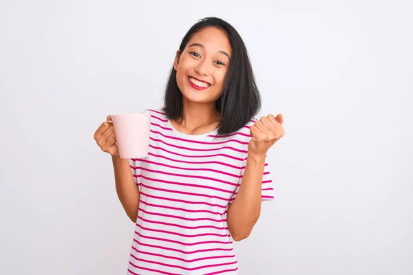 Jonge Mooie Chinese Vrouw Drinken Kopje Koffie Geïsoleerde Witte Achtergrond — Stockfoto