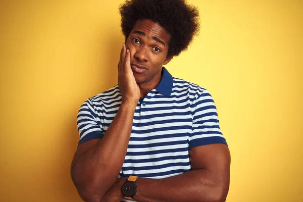 Homem Americano Com Cabelo Afro Vestindo Polo Listrado Marinha Sobre — Fotografia de Stock