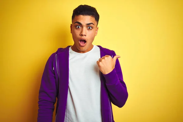Молодий Бразільський Чоловік Пурпуровій Сорочці Стоїть Над Жовтим Фоном Здивований — стокове фото