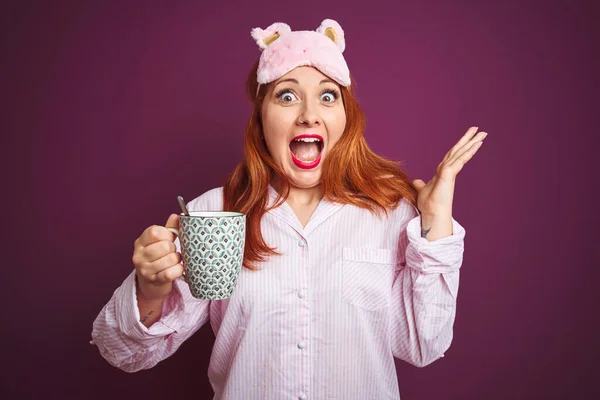 Junge Rothaarige Frau Pyjama Kaffee Trinkend Über Lila Isoliertem Hintergrund — Stockfoto