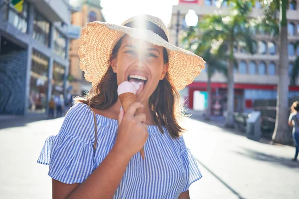 若い美しい女性が夏の晴れた日にテネリフェ島の通りを歩いてアイスクリームコーンを食べる休日 — ストック写真