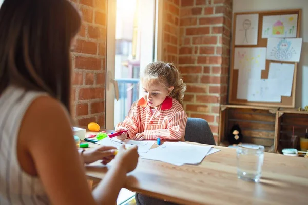 Schöne Lehrerin Und Blonde Studentin Kleinkind Mädchen Trägt Schuluniform Zeichnung — Stockfoto
