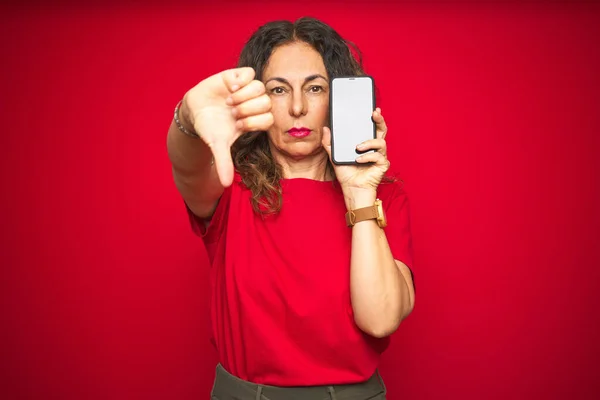Seniorin Mittleren Alters Zeigt Bildschirm Des Smartphones Über Rotem Isoliertem — Stockfoto