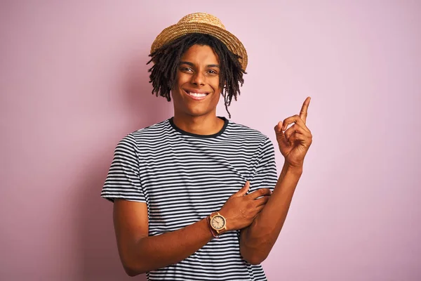 Hombre Afroamericano Con Rastas Vistiendo Camiseta Azul Marino Sombrero Sobre — Foto de Stock