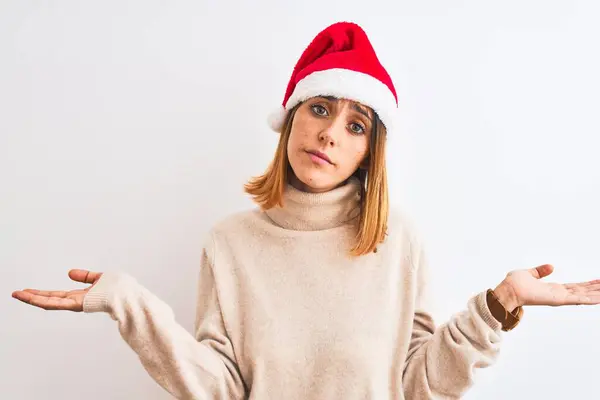 Mooie Roodharige Vrouw Draagt Kerstmuts Geïsoleerde Achtergrond Clueless Verwarde Uitdrukking — Stockfoto