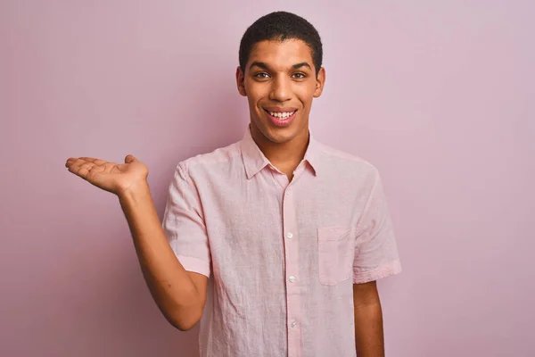 Junger Gutaussehender Arabischer Mann Lässigem Hemd Der Vor Isoliertem Rosa — Stockfoto