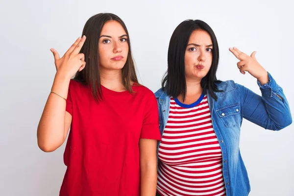 Junge Schöne Frauen Legerer Kleidung Stehen Vor Isoliertem Weißen Hintergrund — Stockfoto