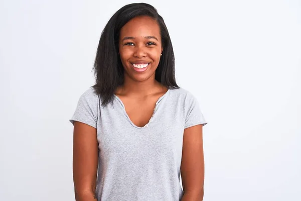 美しく若いアフリカ系アメリカ人女性は 幸せとクールな笑顔で 孤立した背景の上にカジュアルなTシャツを着ています 運のいい人 — ストック写真