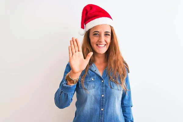 Jovem Mulher Ruiva Bonita Vestindo Chapéu Natal Sobre Fundo Isolado — Fotografia de Stock