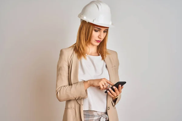 Jonge Blanke Ingenieur Vrouw Met Behulp Van Smartphone Het Dragen — Stockfoto