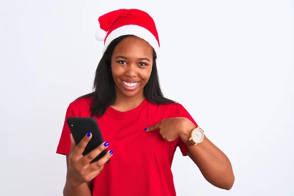 Jovem Afro Americana Vestindo Chapéu Natal Usando Smartphone Com Rosto — Fotografia de Stock