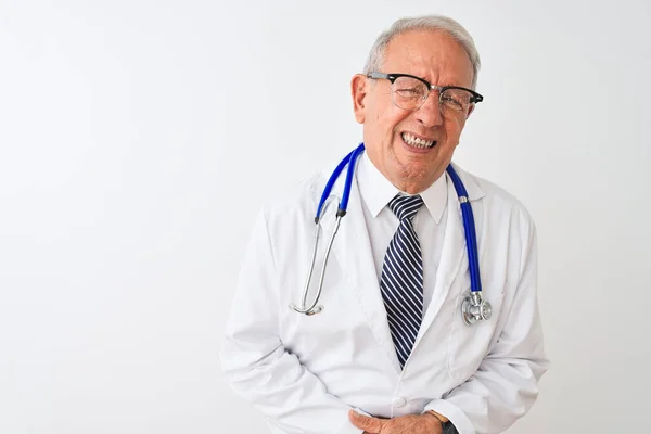年长的白发医生 头戴听诊器 手放在肚子上 站在孤立的白色背景上 因为消化不良 痛苦不堪 阿切概念 — 图库照片