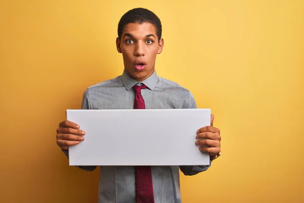 Jovem Empresário Árabe Bonito Segurando Banner Sobre Fundo Amarelo Isolado — Fotografia de Stock