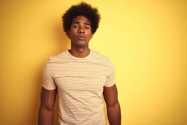 Homem Americano Com Cabelo Afro Vestindo Camiseta Listrada Sobre Fundo — Fotografia de Stock