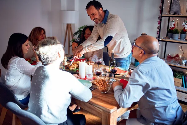 Család Barátok Otthon Vacsoráznak Hagyományos Ételekkel Dekorációval Ünneplik Karácsonyt Pulykát — Stock Fotó