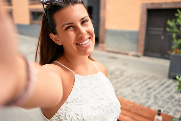 Jovem Mulher Bonita Aldeia Romática Andando Rua Cidade Tirando Selfie — Fotografia de Stock
