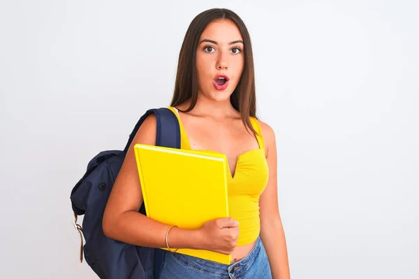 Menina Estudante Bonita Usando Mochila Segurando Notebook Sobre Fundo Branco — Fotografia de Stock