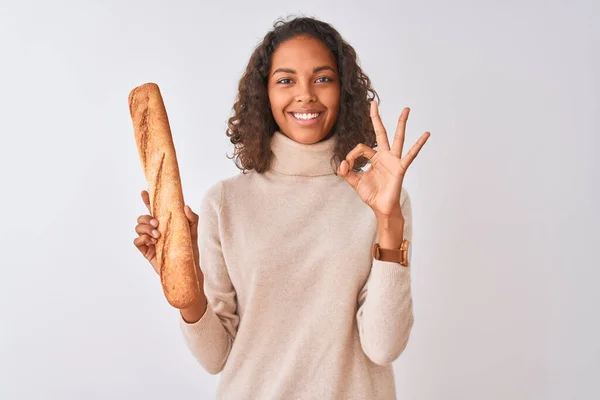 Jonge Braziliaanse Bakker Vrouw Met Brood Staande Geïsoleerde Witte Achtergrond — Stockfoto